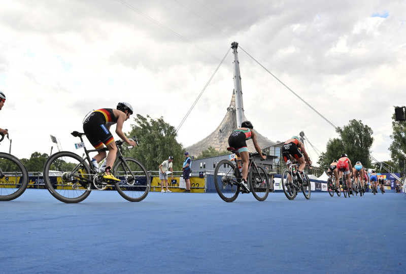 Gruppe Rafaherinnen fährt am Olympiapark vorbei